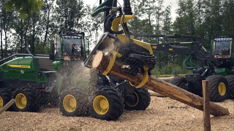 John-Deere-Forstmaschine im Einsatz auf dem DonauWald-Messestand