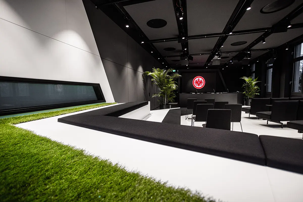 Pressekonferenzraum Eintracht Frankfurt ProfiCamp – LED-Wand und Medientechnik