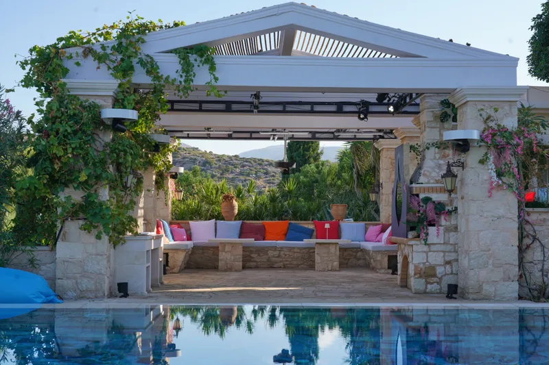 Match in Paradise – Pergola mit Licht-Rig
