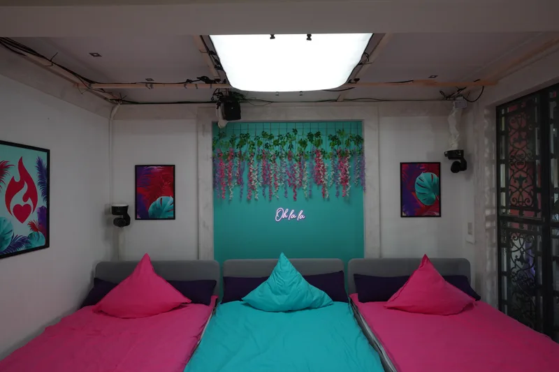 Match in Paradise – Schlafzimmer-Set mit Kameratechnik