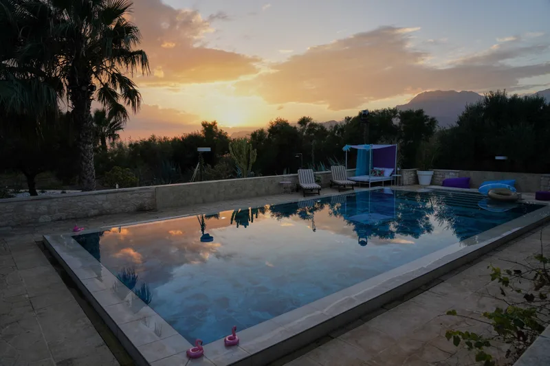 Match in Paradise – Pool bei Sonnenuntergang